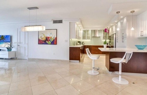 Bal Harbour Condo | 2 Bedroom Condo 438858 by Houzlet
