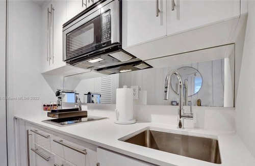 City Center Condo | 2 Bedroom Condo 443597 by Houzlet