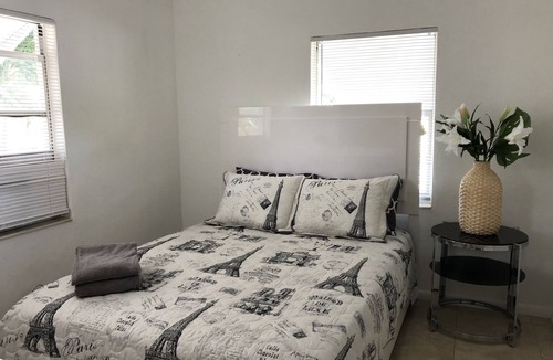 Delray Beach Cottage | 2 bedroom cozy Cottage walk to Atlantic Ave, pets, free parking