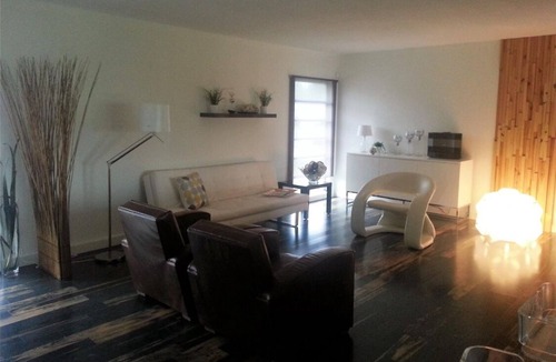 Tamarac House | 2-bedroom lake front house in marvelous Tamarac with community pool