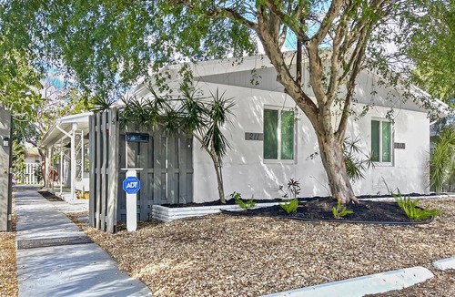 Harbor Village House | 2 Bedroom Lovely, Bright & Comfy Walk to Beach - Private, Yard, Parking