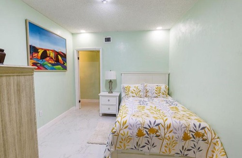 Golden Glades Apartment | 2 Bedroom Suite in North Miami
