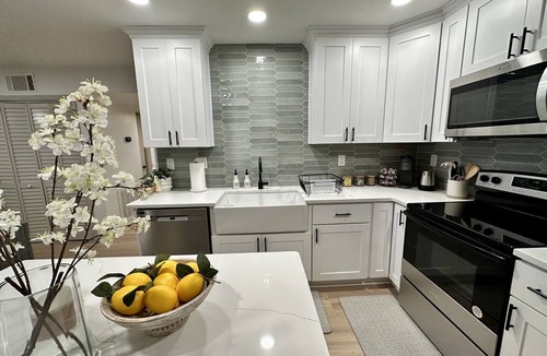 East Ocean View Apartment | 2 Bedroom w/King Beds walk to beach - top floor 7