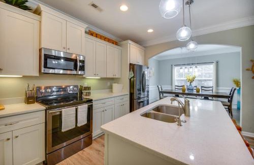 East Ocean View House | 2 Blks to Beach! Family Home w/Hot Tub in Norfolk