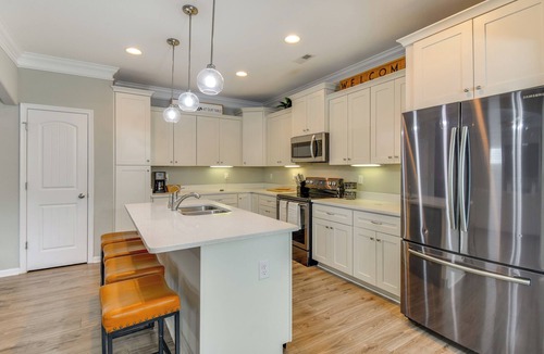 East Ocean View House | 2 Blks to Beach! Family Home w/Hot Tub in Norfolk