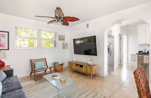 Colee Hammock Apartment | 2 BR Apartment with grill and bikes - walk to Las Olas!