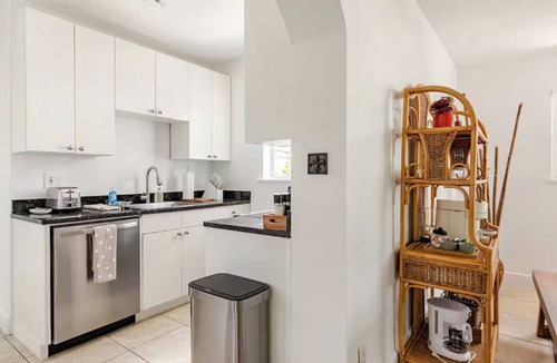Colee Hammock Apartment | 2 BR Apartment with grill and bikes - walk to Las Olas!