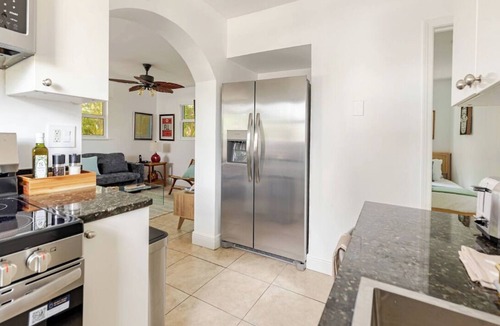 Colee Hammock Apartment | 2 BR Apartment with grill and bikes - walk to Las Olas!