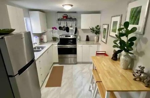 Northeast Miami House | 2 CLEAN Houses! 3bd/2ba & 1bd/1ba guest house in safe area close 2 everything