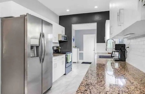 Northeast Miami House | 2 CLEAN Houses! 3bd/2ba & 1bd/1ba guest house in safe area close 2 everything
