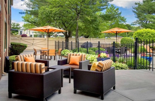 Woburn House | 2 Comfortable Units! FREE Parking, Pets Allowed, Near K1 Go Kart Speedway!