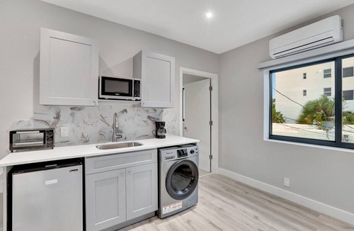 Central Beach Apartment | 2 Condo Combo - Walk to Beach - Off Las Olas #2A/B