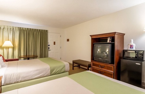Edgewood Hotel | 2 Delightful Rooms Near Edgewood Parks w/Free Coffee in Lobby