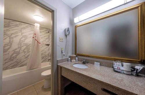 Charlottesville Hotel | 2 Deluxe Rooms w/Free Breakfast — Comfortable Stay for Two Groups
