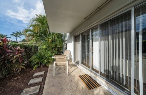 Parrot Cove House | 2 King Bed/2 Bath Spacious Apt-3 min from the beach!