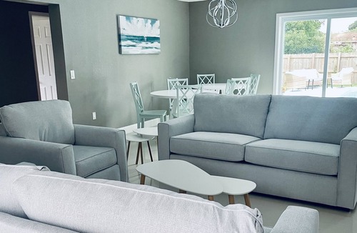 Highland Garden House | 2 master suites~ perfect location w/pool! Sleeps 18!