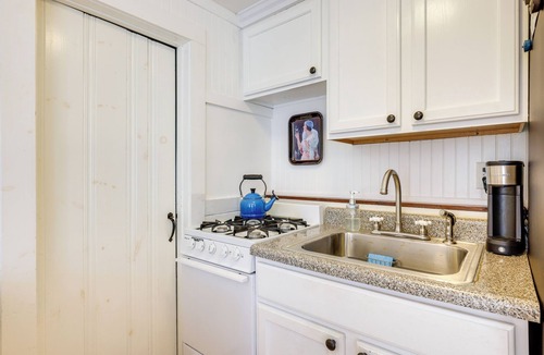 Wellfleet Cottage | 2 Mi to Coastline: Cozy Wellfleet Escape w/Deck