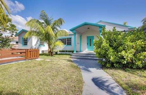 Royal Poinciana Cottage | 2 Mi to Hollywood Beach: Pet-Friendly Cottage