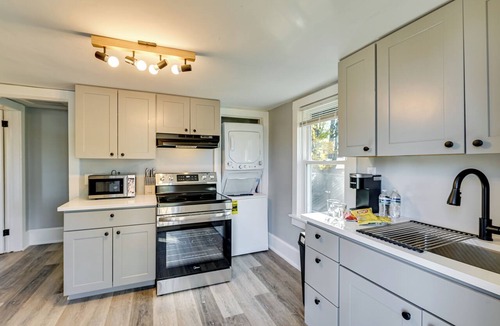 Lincoln Park Apartment | 2 Mi to Uptown: Centrally Located Kingston Apt!