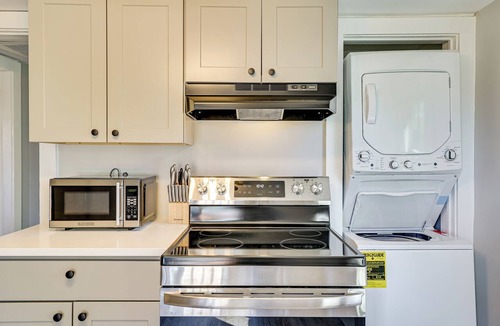 Lincoln Park Apartment | 2 Mi to Uptown: Centrally Located Kingston Apt!