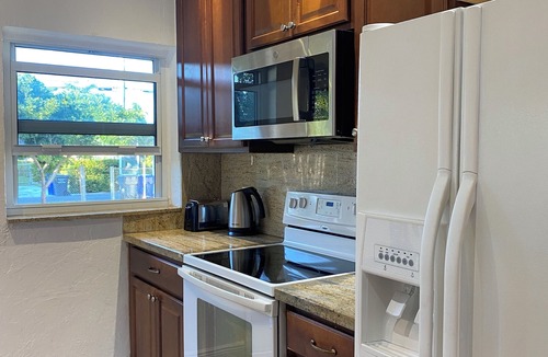 South Lake House | 2 miles from Hollywood beach and Downtown Hollywood