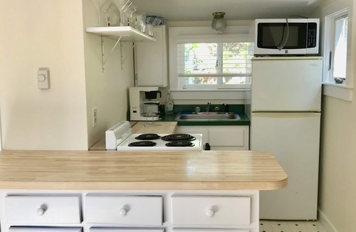 Hyannis Cottage | 2 Minute Walk to Beach Pet Friendly Romantic Cottage - A/C, fenced yard