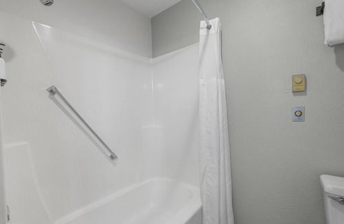 Polson Hotel | 2 Queen Beds, Partial Lake View