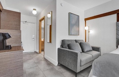 Galt Mile Hotel | 2 Queen Unit w/Balcony at The Garden Hotel | Perfect Spot for Beach Lovers