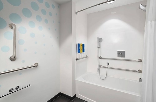 Dania Beach Hotel | 2 Roomy Units, Close to Frost Park and Tigertail Lake Park! Breakfast Included!