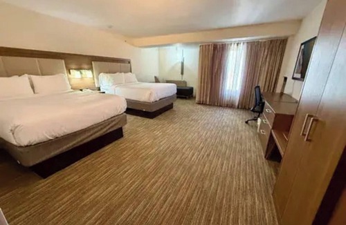 Downtown Albany Hotel | 2 Serene Rooms for Family Stays | Free Onsite Parking & Breakfast