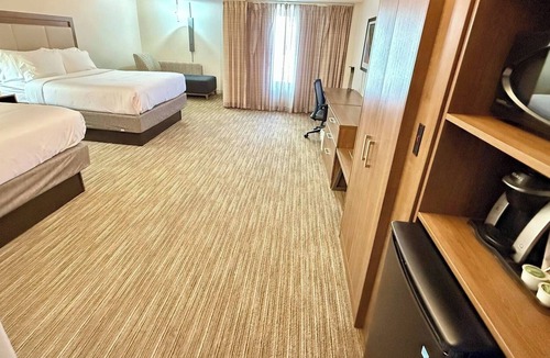 Downtown Albany Hotel | 2 Serene Rooms for Family Stays | Free Onsite Parking & Breakfast