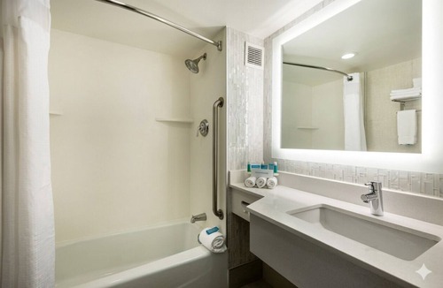 Downtown Albany Hotel | 2 Serene Rooms for Family Stays | Free Onsite Parking & Breakfast