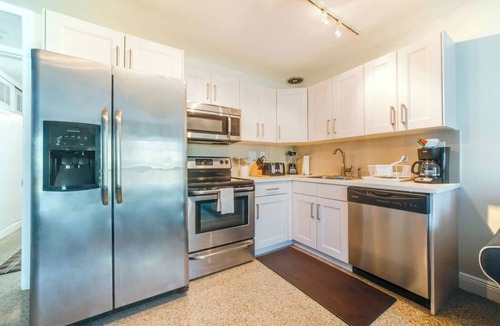 Poinsettia Heights Apartment | #2 ❤️ Spacious, Quiet, Elegant, with Full Kitchen