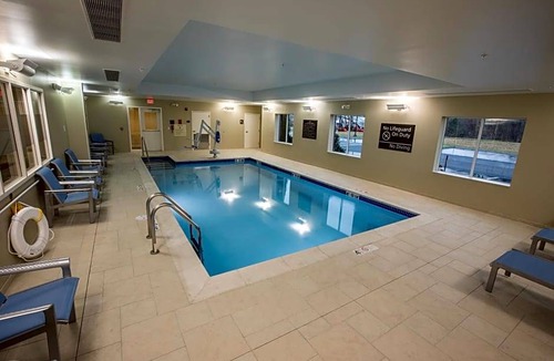 Amesbury Hotel | 2-Star Hotel ∙ Hampton Inn by Hilton Amesbury, MA
