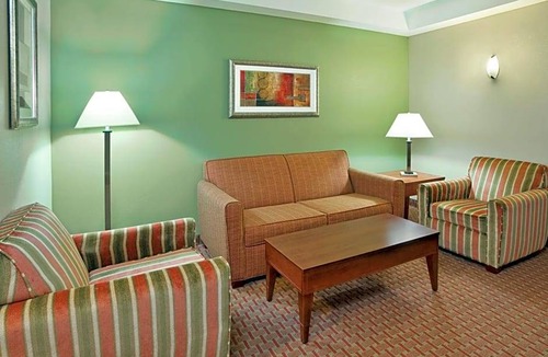 Niagara Falls Hotel | 2-Star Hotel ∙ Holiday Inn Express & Suites Niagara Falls, an IHG Hotel