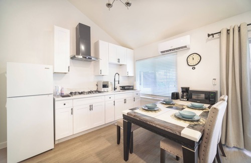 Walnut House | 2 TVs Vaulted Ceiling Private Kitchen&Entrance