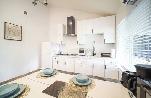 Walnut House | 2 TVs Vaulted Ceiling Private Kitchen&Entrance