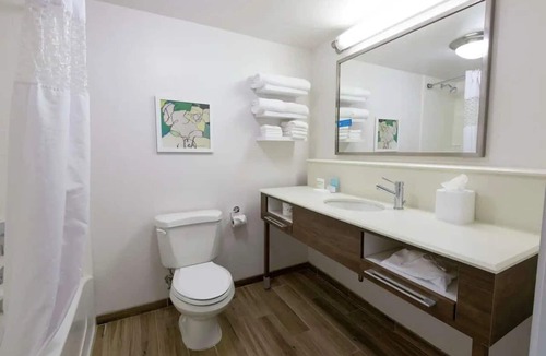 Boca Raton Hotel | 2 Units in Boca Raton | Near Yamato Rd & Local Dining | Pets Allowed