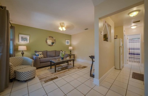 Middle River Terrace Apartment | #2 ✔️ Walk to Wilton Manors! Quiet neighborhood!