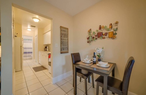 Middle River Terrace Apartment | #2 ✔️ Walk to Wilton Manors! Quiet neighborhood!
