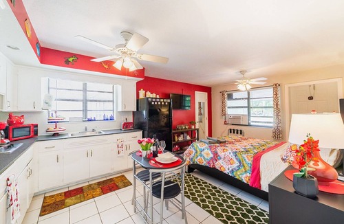 Middle River Terrace Apartment | 🏳️‍🌈 #2: Walk to Wilton Drive (with kitchen)