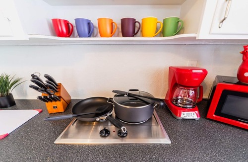 Middle River Terrace Apartment | 🏳️‍🌈 #2: Walk to Wilton Drive (with kitchen)