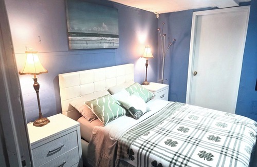 Forest Hill Bed & Breakfast | 20 min from airport 2-bedroom apartment with AC in vibral Newark