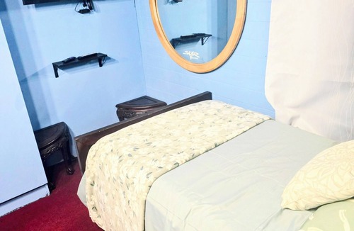 Forest Hill Bed & Breakfast | 20 min from airport 2-bedroom apartment with AC in vibral Newark