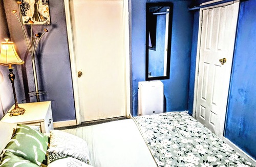 Forest Hill Bed & Breakfast | 20 min from airport 2-bedroom apartment with AC in vibral Newark