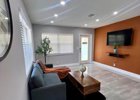 Central Fort Lauderdale Apartment | 20 OFF Golden Hour BBQ 10 MIN Beach Airport FL