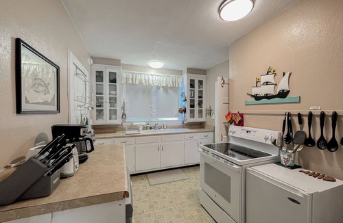 Northeast Virginia Beach Cottage | 20 Yards to the Beach Sleeps 11 5BR/3BA Family Home in Virginia Beach