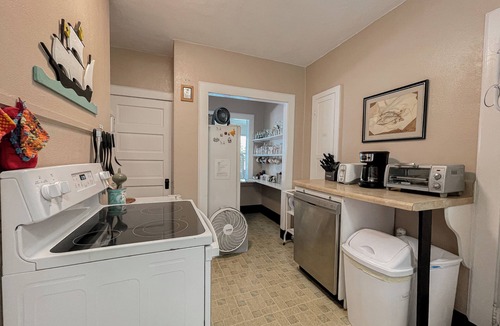 Northeast Virginia Beach Cottage | 20 Yards to the Beach Sleeps 11 5BR/3BA Family Home in Virginia Beach