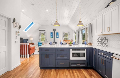 Eastham House | 2025 Remodel! Walk to Pond, 2 Min Drive to Beach!