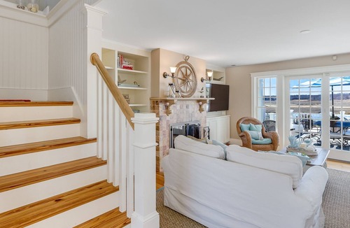 East Sandwich House | 204 North Shore Blvd - A beauty on the Boulevard